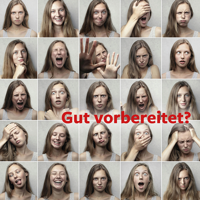 Eine Collage aus 25 verschiedene Gesichtsausdrücken einer jungen Frau
